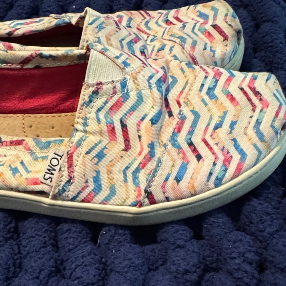 TOMS Kids Colorful Chevron Moccasins - Picture 4 of 7